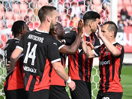 Radosť hráčov Trnavy po strelení gólu počas zápasu 4. kola nadstavbovej časti Niké ligy v skupine o titul medzi FC Spartak Trnava a MŠK Žilina.