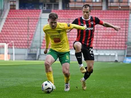 Martin Mikovič a Patrik Iľko bojujú o loptu počas zápasu 4. kola nadstavbovej časti futbalovej Niké ligy v skupine o titul medzi FC Spartak Trnava a MŠK Žilina.