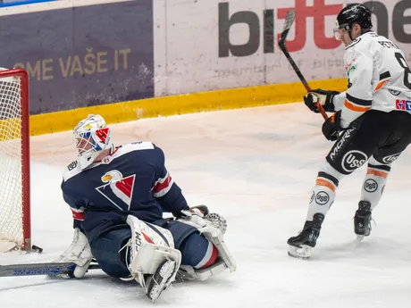 Šimon Petráš a brankár Henri Kiviaho v zápase HC Slovan Bratislava - HC Košice v 54. kole Tipos extraligy.