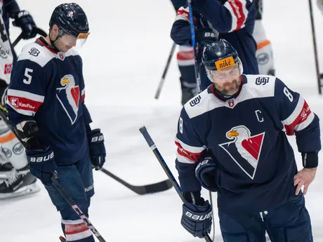 Kapitán Michal Sersen (vpravo) a Patrik Bačík po prehre v zápase HC Slovan Bratislava - HC Košice v 54. kole Tipos extraligy.