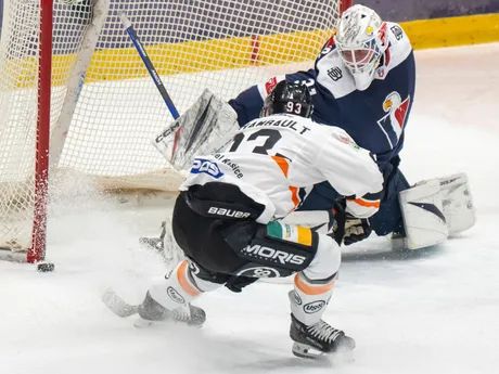 Olivier Archambault a brankár Henri Kiviaho v zápase HC Slovan Bratislava - HC Košice v 54. kole Tipos extraligy.