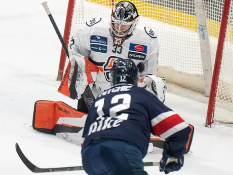Nicholas James Ritchie a brankár Dominik Riečický v zápase HC Slovan Bratislava - HC Košice v 54. kole Tipos extraligy.