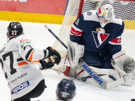 Tomáš Zigo a brankár Henri Kiviaho v zápase HC Slovan Bratislava - HC Košice v 54. kole Tipos extraligy.
