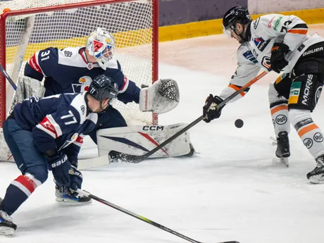 Zľava Branislav Kubka, brankár Henri Kiviaho a Filip Krivošík v zápase HC Slovan Bratislava - HC Košice v 54. kole Tipos extraligy.