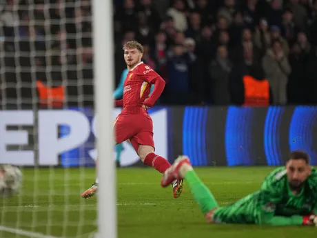 Harvey Elliott strieľa gól v zápase Paríž St. Germain - Liverpool v osemfinále Ligy majstrov