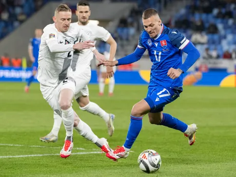 Slovenský futbalista Lukáš Haraslín (vpravo) a slovinský futbalista Žan Karničnik (vľavo) bojujú o loptu v prvom zápase play off o postup do B-divízie Ligy národov.