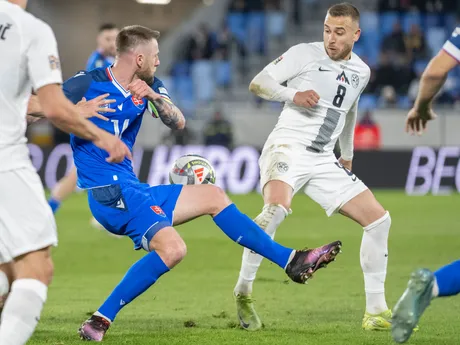 Milan Škriniar a vpravo Sandi Lovrič v prvom zápase play off o postup do B-divízie Ligy národov Slovensko - Slovinsko.