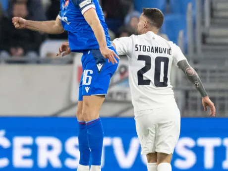 Slovenský futbalista Dávid Hancko a vpravo slovinský futbalista Petar Stejanovič v prvom zápase play off o postup do B-divízie Ligy národov.