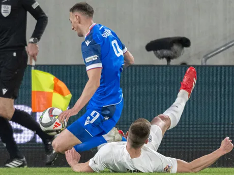 Róbert Boženík a vpravo Jaka Bijol v prvom zápase play off o postup do B-divízie Ligy národov Slovensko - Slovinsko.