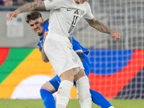 Ivan Mesík a v popredí Benjamin Šeško bojujú o loptu v prvom zápase play off o postup do B-divízie Ligy národov Slovensko - Slovinsko. 