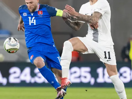 Slovenský hráč Milan Škriniar a slovinský hráč Benjamin Šeško bojujú o loptu v prvom zápase play off o postup do B-divízie Ligy národov.