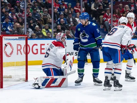 Útočník Vancouveru Filip Hronek dáva gól v zápase NHL: Vancouver Canucks - Montreal Canadiens.