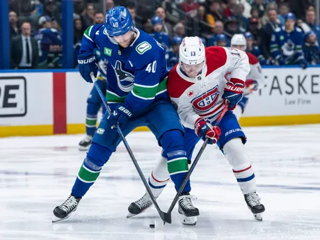 Elias Pettersson (40) a Cole Caufield (13) v zápase NHL: Vancouver Canucks - Montreal Canadiens.