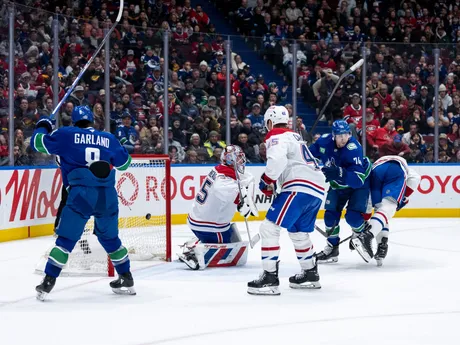 Hokejisti Vancouveru strieľajú gól v zápase NHL: Vancouver Canucks - Montreal Canadiens.