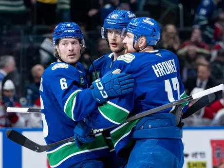 Hokejisti Vancouveru oslavujú gól v zápase NHL: Vancouver Canucks - Montreal Canadiens.