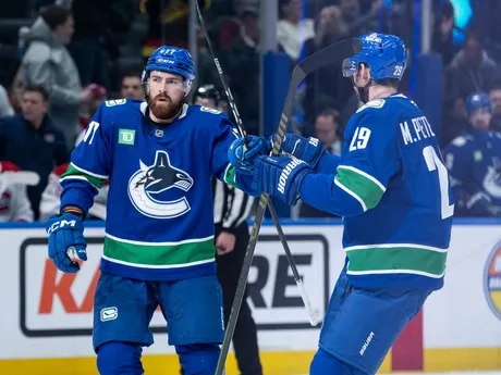 Hokejisti Vancouveru sa tešia z gólu v zápase NHL: Vancouver Canucks - Montreal Canadiens.