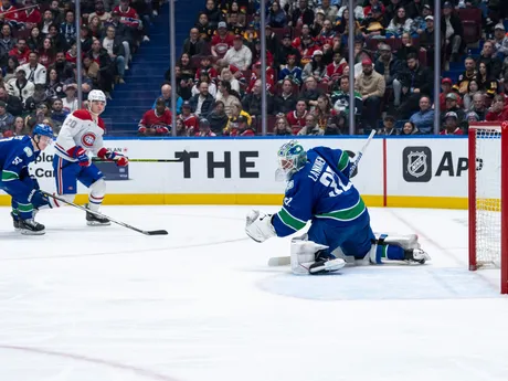 Hokejista Montrealu Juraj Slafkovský strieľa gól v zápase NHL: Vancouver Canucks - Montreal Canadiens.