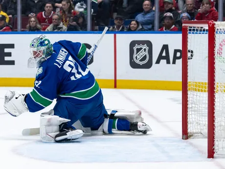 Brankár Vancouveru inkasuje gól po strele Juraja Slafkovského v zápase NHL: Vancouver Canucks - Montreal Canadiens.