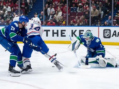 Hokejista Montrealu Nick Suzuki strieľa gól v zápase NHL: Vancouver Canucks - Montreal Canadiens.