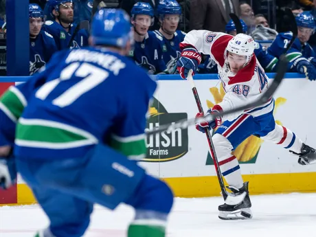 Hokejista Montrealu Lane Hutson (48) v zápase NHL: Vancouver Canucks - Montreal Canadiens.