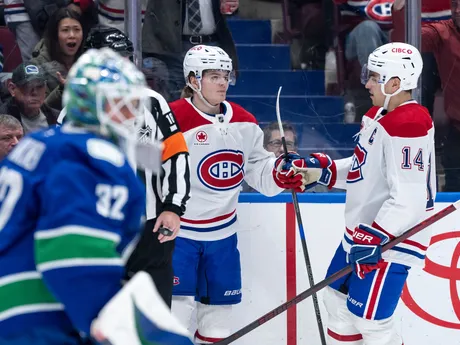 Hokejista Montrealu Cole Caufield (13) oslavuje gól v zápase NHL: Vancouver Canucks - Montreal Canadiens.