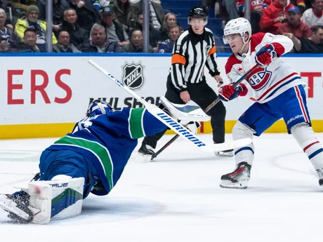 Hokejista Montrealu Cole Caufield dáva gól v zápase NHL: Vancouver Canucks - Montreal Canadiens.