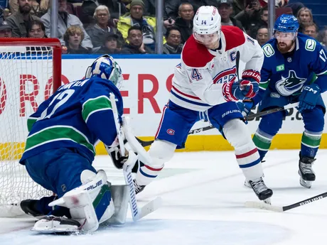 Hokejista Montrealu Nick Suzuki v zápase NHL: Vancouver Canucks - Montreal Canadiens.