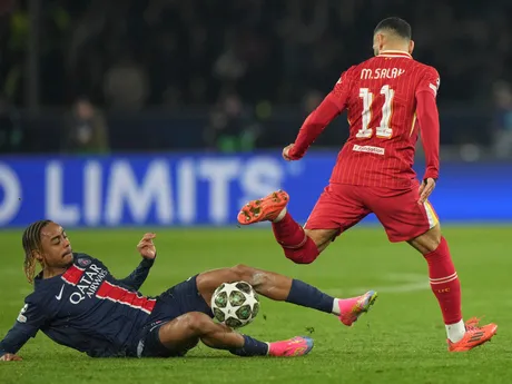 Mohamed Salah a Bradley Barcola v zápase Paríž St. Germain - Liverpool v osemfinále Ligy majstrov