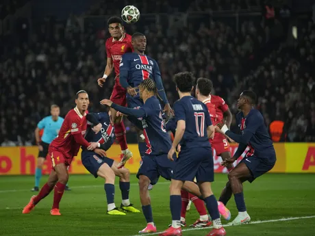 Luis Diaz a Nuno Mendes v hlavičkovom súboji v zápase Paríž St. Germain - Liverpool v osemfinále Ligy majstrov