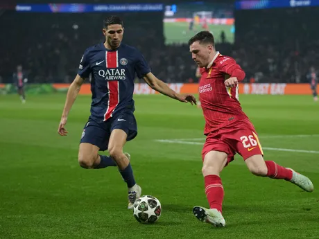 Andrew Robertson a Achraf Hakimi v zápase Paríž St. Germain - Liverpool v osemfinále Ligy majstrov