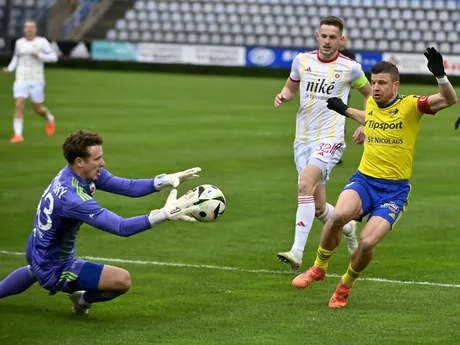 Zľava brankár Ján Bačkovský a Matúš Malý (obaja Ružomberok), vpravo Matúš Marcin (Michalovce) v zápase 2. kola skupiny o udržanie sa v Niké lige MFK Zemplín Michalovce - MFK Ružomberok.