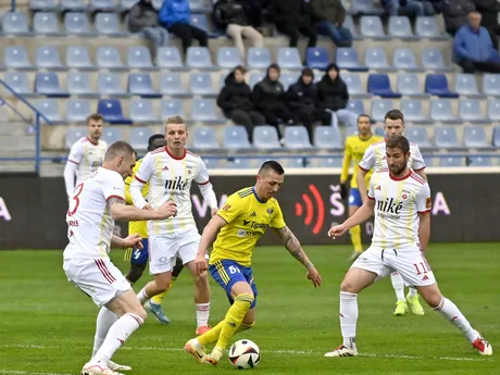 Uprostred Stanislav Danko (Michalovce) medzi hráčmi Ružomberka v zápase 2. kola skupiny o udržanie sa v Niké lige MFK Zemplín Michalovce - MFK Ružomberok.