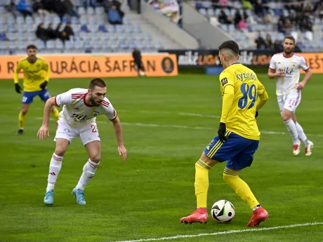 Zľava Andrej Kadlec (Ružomberok) a Alexandros Kyziridis (Michalovce) v zápase 2. kola skupiny o udržanie sa v Niké lige MFK Zemplín Michalovce - MFK Ružomberok.