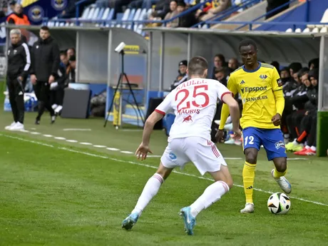 Zľava Andrej Kadlec (Ružomberok) a Henry Franck Bahi (Michalovce) v zápase 2. kola skupiny o udržanie sa v Niké lige MFK Zemplín Michalovce - MFK Ružomberok.