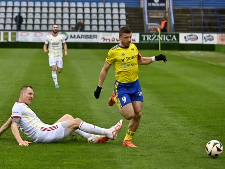 Zľava Ján Maslo (Ružomberok) a Matúš Marcin (Michalovce) v zápase 2. kola skupiny o udržanie sa v Niké lige MFK Zemplín Michalovce - MFK Ružomberok.