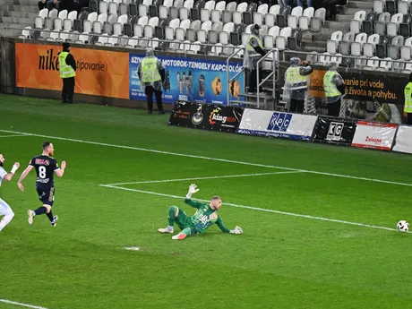 vpravo brankár Košíc Matúš Kira inkasuje prvý gól v zápase štvrťfinále Slovnaft Cupu FC Košice - ŠK Slovan Bratislava