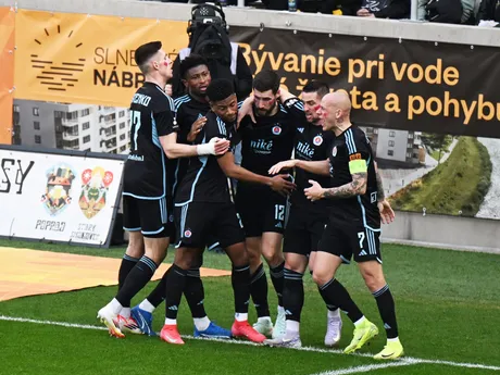 Na snímke futbalisti Slovana sa tešia z gólu počas 1. kola nadstavbovej časti v skupine o titul Niké ligy FC Košice - ŠK Slovan Bratislava.