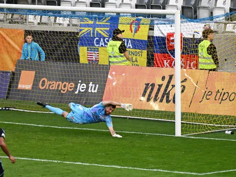 Na snímke brankár Košíc Dávid Šípoš inkasuje prvý gól z pokutového kopu počas 1. kola nadstavbovej časti v skupine o titul Niké ligy FC Košice - ŠK Slovan Bratislava.