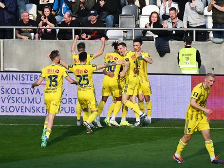 Na snímke futbalisti Košíc sa tešia z gólu počas 1. kola nadstavbovej časti v skupine o titul Niké ligy FC Košice - ŠK Slovan Bratislava.