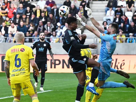 Na snímke sprava brankár Dávid Šípoš (Košice) a Rash Ibrahim (Slovan) počas 1. kola nadstavbovej časti v skupine o titul Niké ligy FC Košice - ŠK Slovan Bratislava.