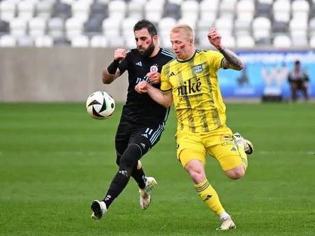 Na snímke sprava Szilárd Bokroš (Košice) a Tigran Barseghjan (Slovan) počas 1. kola nadstavbovej časti v skupine o titul Niké ligy FC Košice - ŠK Slovan Bratislava.