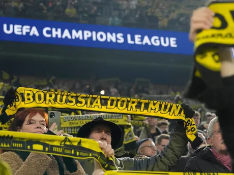 Fanúšikovia Borussie Dortmund pred úvodným zápasom osemfinále Ligy majstrov: Borussia Dortmund - Lille OSC.