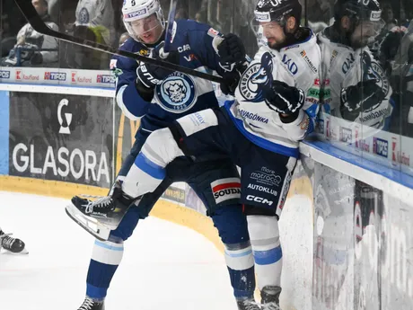 Hugo Kováč (Nitra) a Ľubomír Malina (Poprad) bojujú o puk v piatom zápase štvrťfinále play off Tipos extraligy.