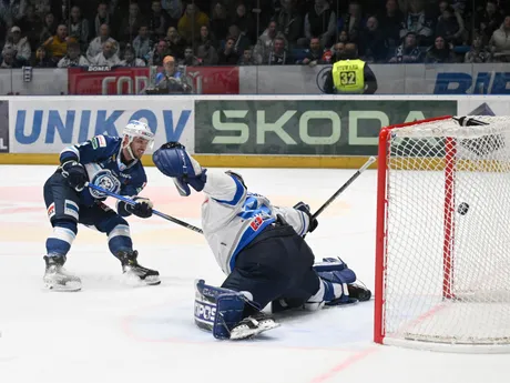 Filip Bajtek z Nitry dáva gól za chrbát popradského brankára Filipa Belányiho v piatom zápase štvrťfinále play off Tipos extraligy.