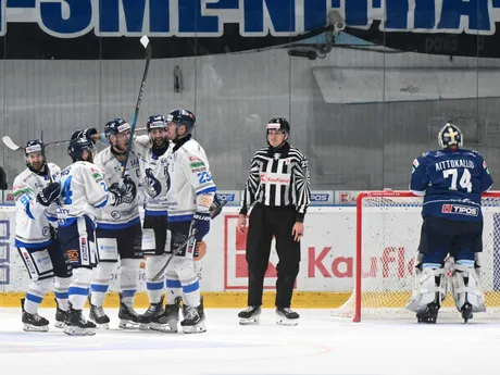 Hokejisti Popradu sa tešia z gólu v piatom zápase štvrťfinále play-off Tipos extraligy HK Nitra - HK Poprad.