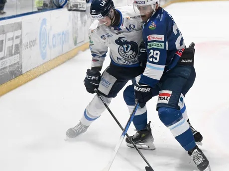 Peter Kundrik (Poprad) a Sahir Gill (Nitra) bojujú o puk v piatom zápase štvrťfinále play off Tipos extraligy.