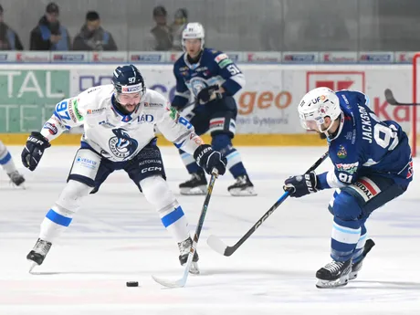 Jeremy Bracco (Poprad) a Robert Jackson (Nitra) bojujú o puk v piatom zápase štvrťfinále play off Tipos extraligy.