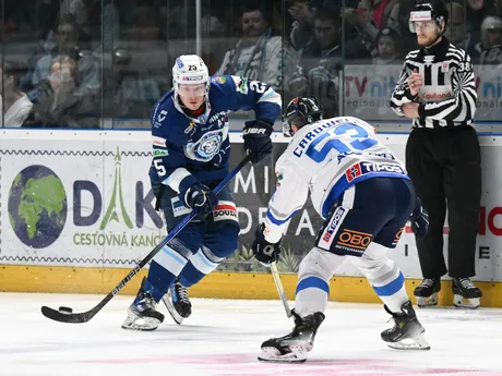 Samuel Buček (Nitra) a Jacob Cardwell (Poprad) bojujú o puk v piatom zápase štvrťfinále play off Tipos extraligy. 