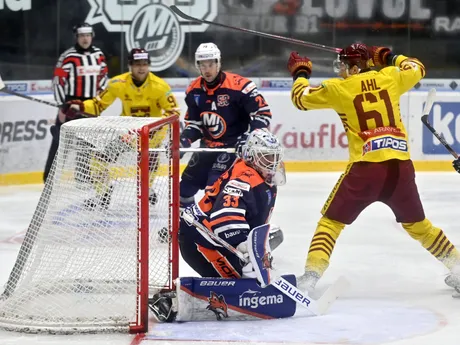 zľava Jarid Lukosevicius (Michalovce) a Filip Ahl (Trenčín)