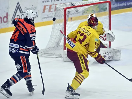 zľava Jarid Lukosevicius (Michalovce) a Ross MacDougall (Trenčín) 